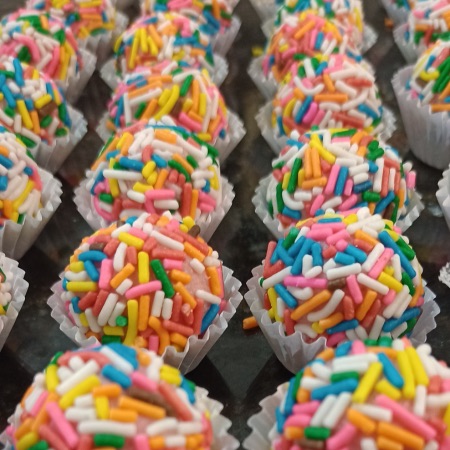 Brigadeiros gourmet coloridos embalados em forminhas, prontos para venda