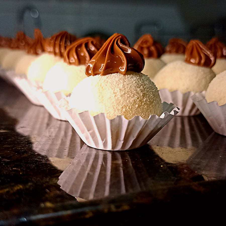 Brigadeiros gourmet de chocolate, coco e doce de leite finalizados e padronizados em forminhas