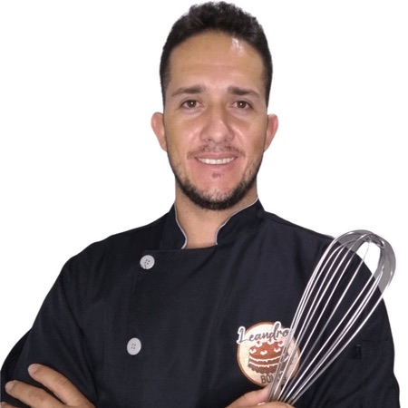 Leandro Bolos, confeiteiro e criador do método, de dólmã preto segurando um batedor